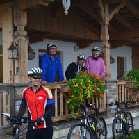 Radfahrer vorm Gasthof Geislerhof